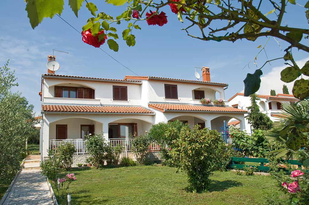 Holiday Home Magnolia Tar-Vabriga Bagian luar foto